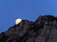 Der Mond erhebt sich hinter der Scheibenwand